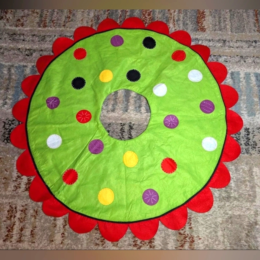 Ann Lane & Company Polka Dot Christmas Tree skirt 48" Grinch Color Theme.